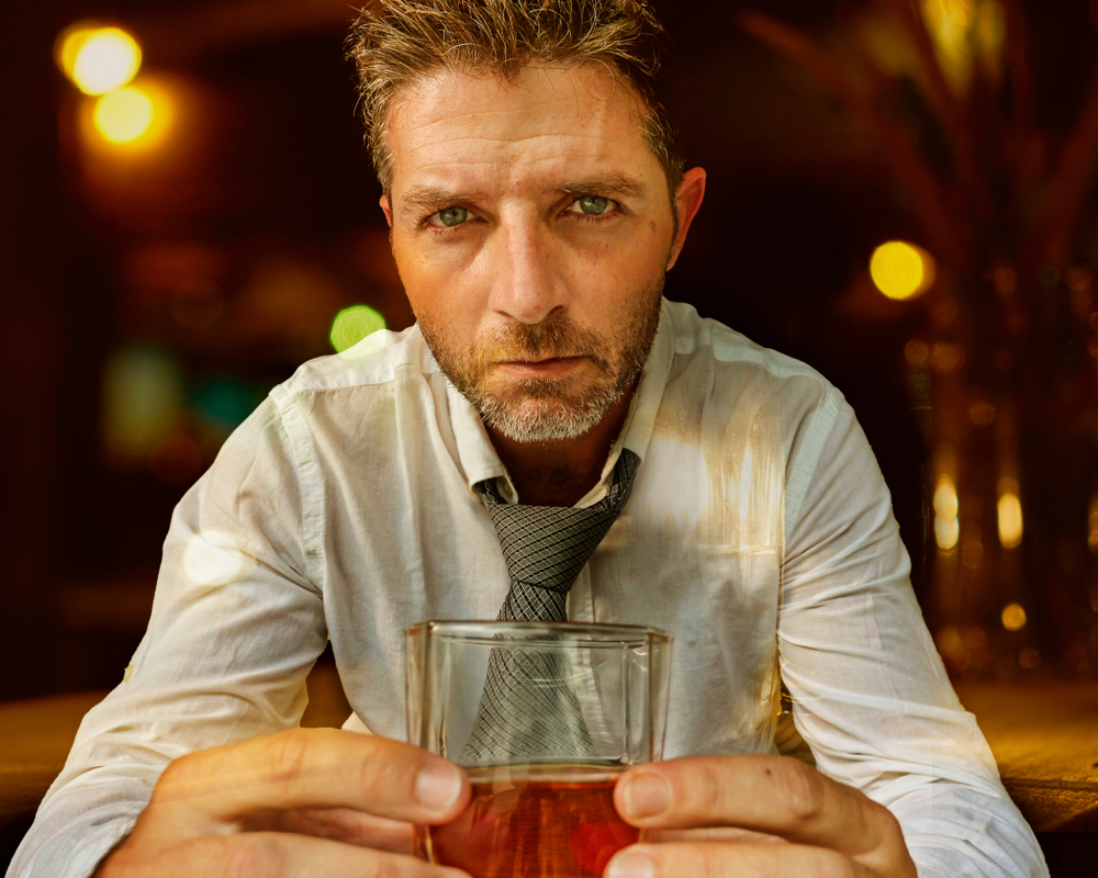 The difference between a drink and an alcoholic face is if visual signs of alcohol abuse remain longer after someone has stopped drinking.