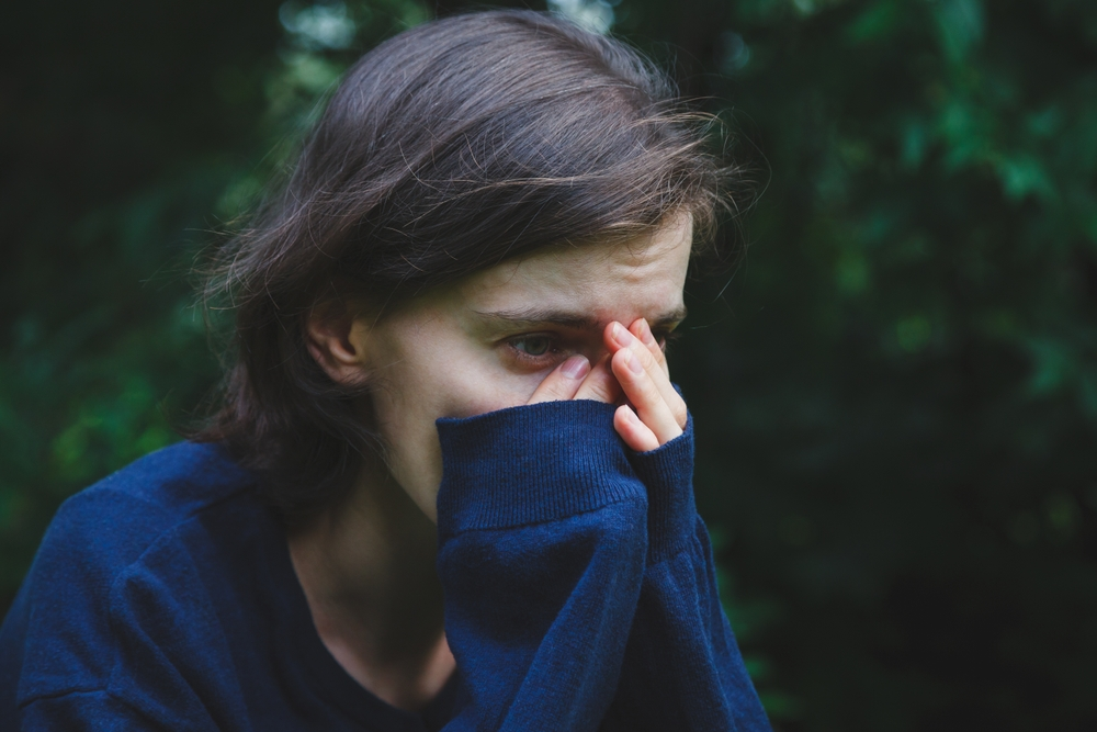 woman showing signs of cocaine use